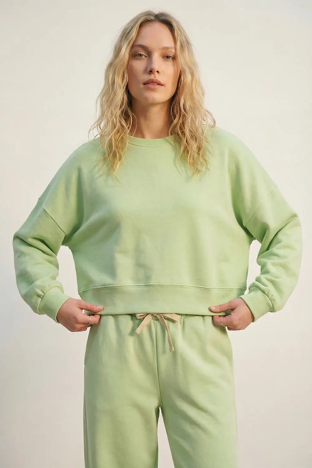 Q2 Crew Neck Dropped Shoulder Basic Sweatshirt in green