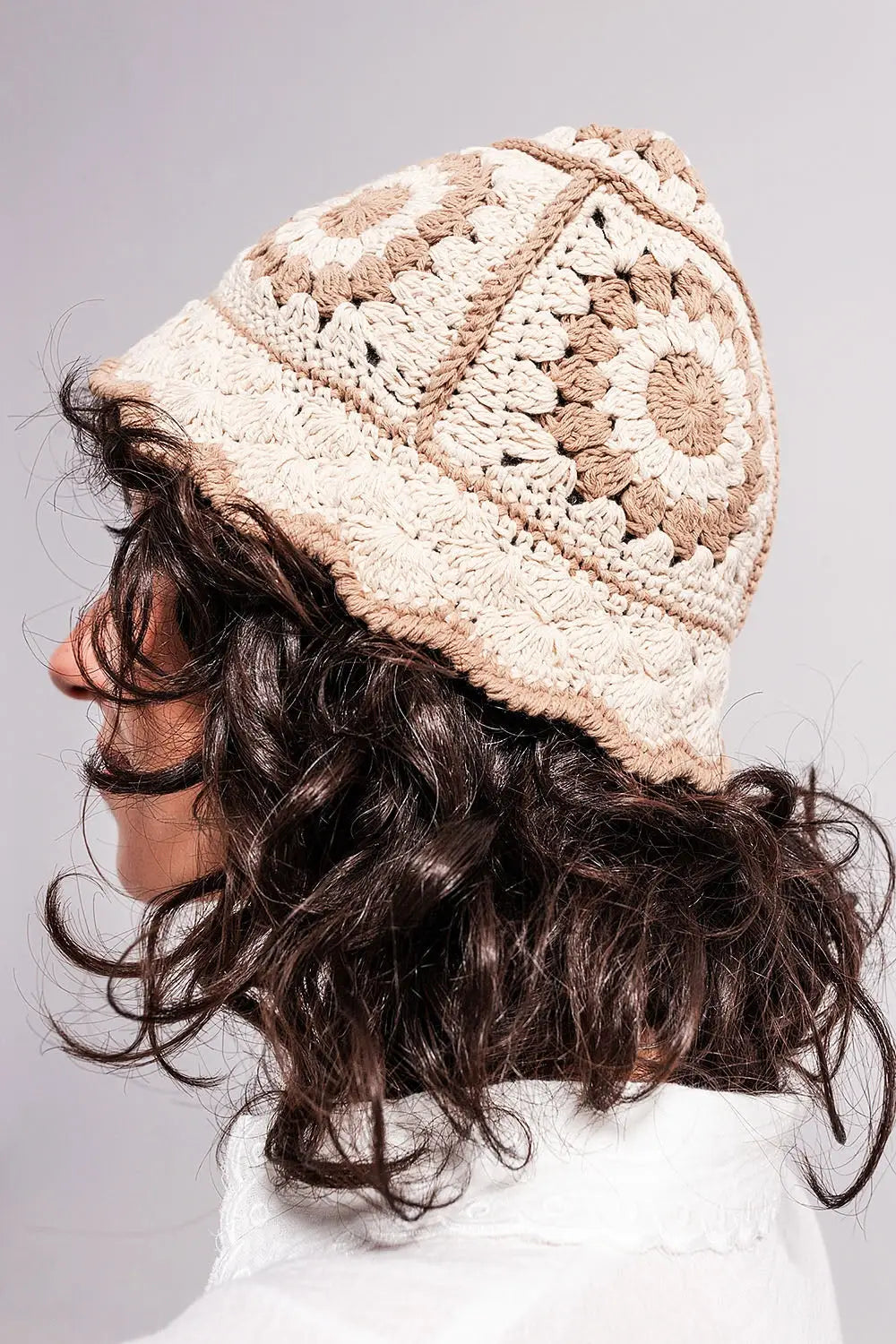 Crochet bucket hat with daisy detail in beige - One Size / Beige