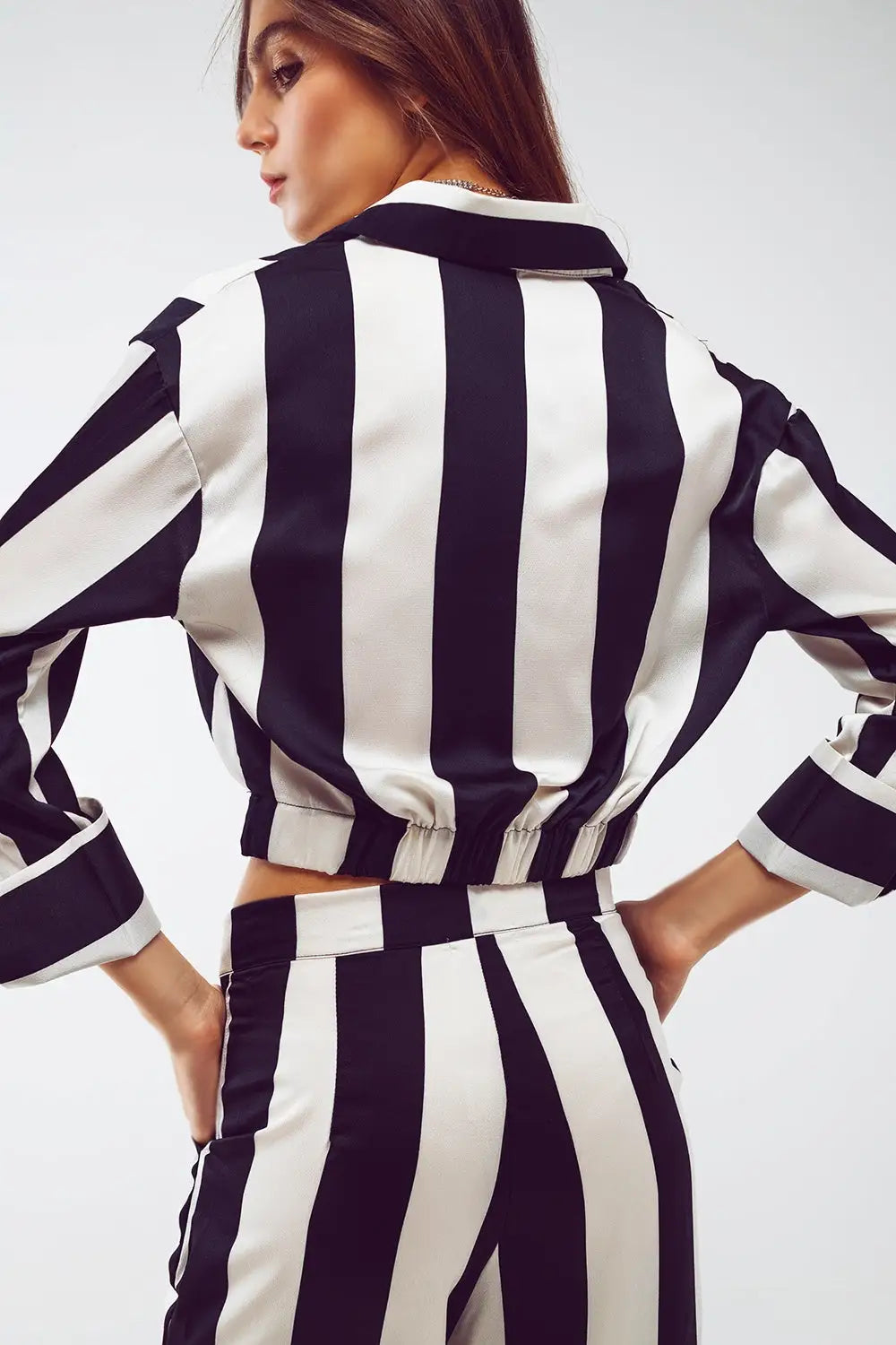 Crop Shirt avec Détail Nœud à Rayures Noires et Blanches - Tee-Shirt