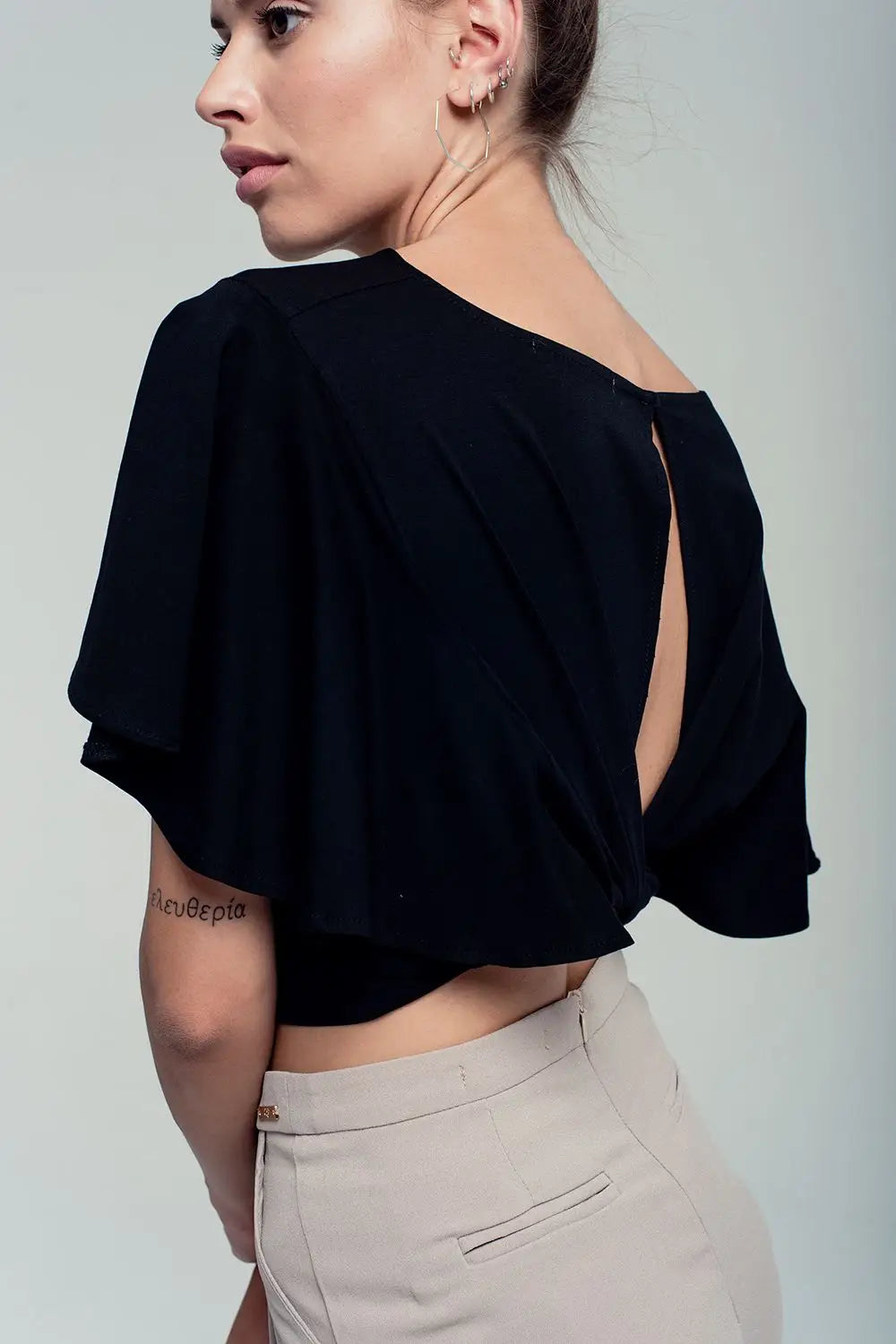 Crop top noir manches à volant et ouvert dans le dos avec un noeud - Tee-Shirt