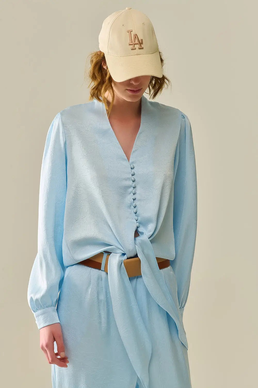 Q2 Cropped buttoned Shirt In Blue Featuring knot