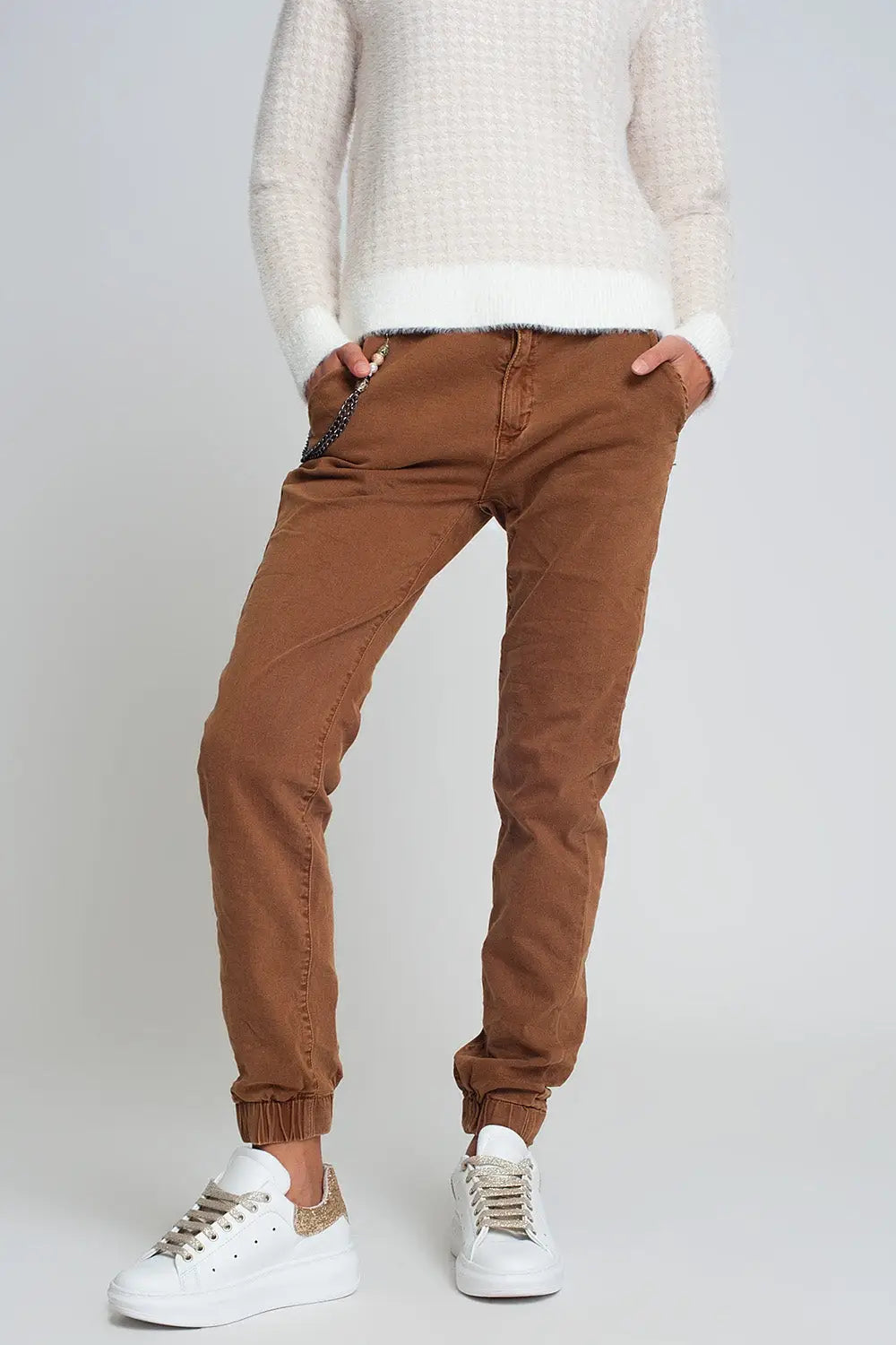 Cuffed utility pants with chain in brown - Jeans