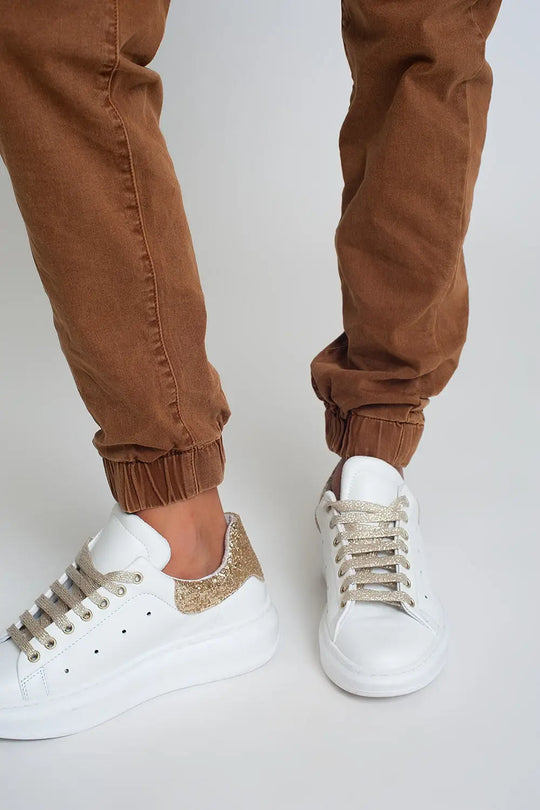 Cuffed utility pants with chain in brown - Jeans