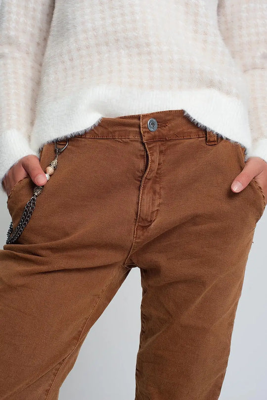 Cuffed utility pants with chain in brown - Jeans