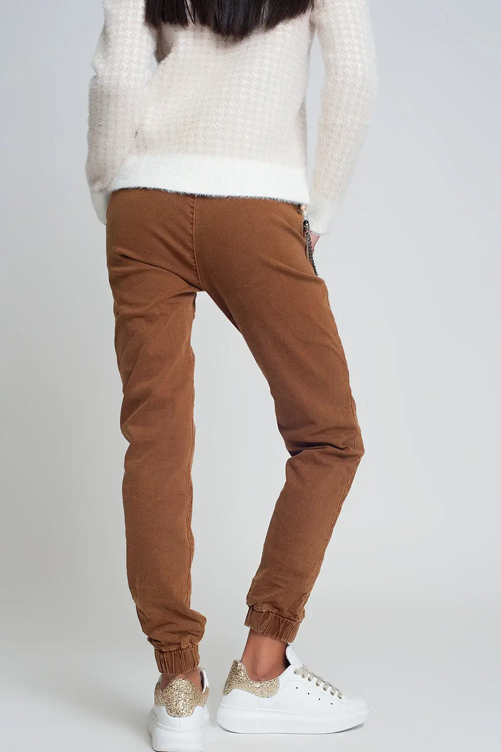 Cuffed utility pants with chain in brown - Jeans
