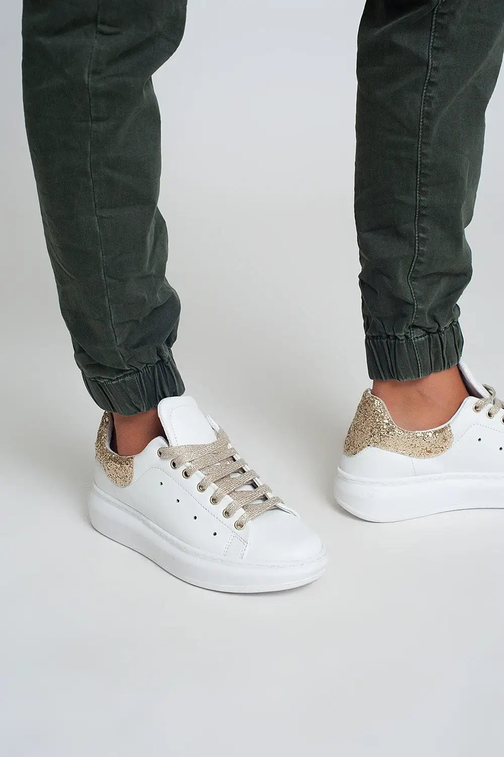 Cuffed utility pants with chain in khaki - Jeans