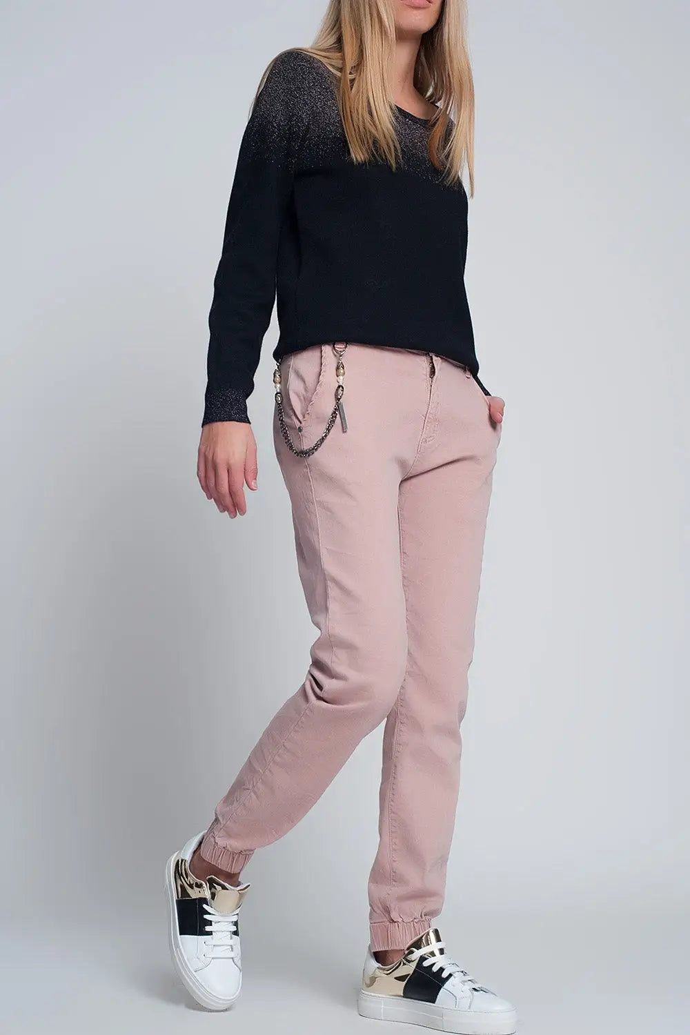 Cuffed utility pants with chain in pink - Jeans