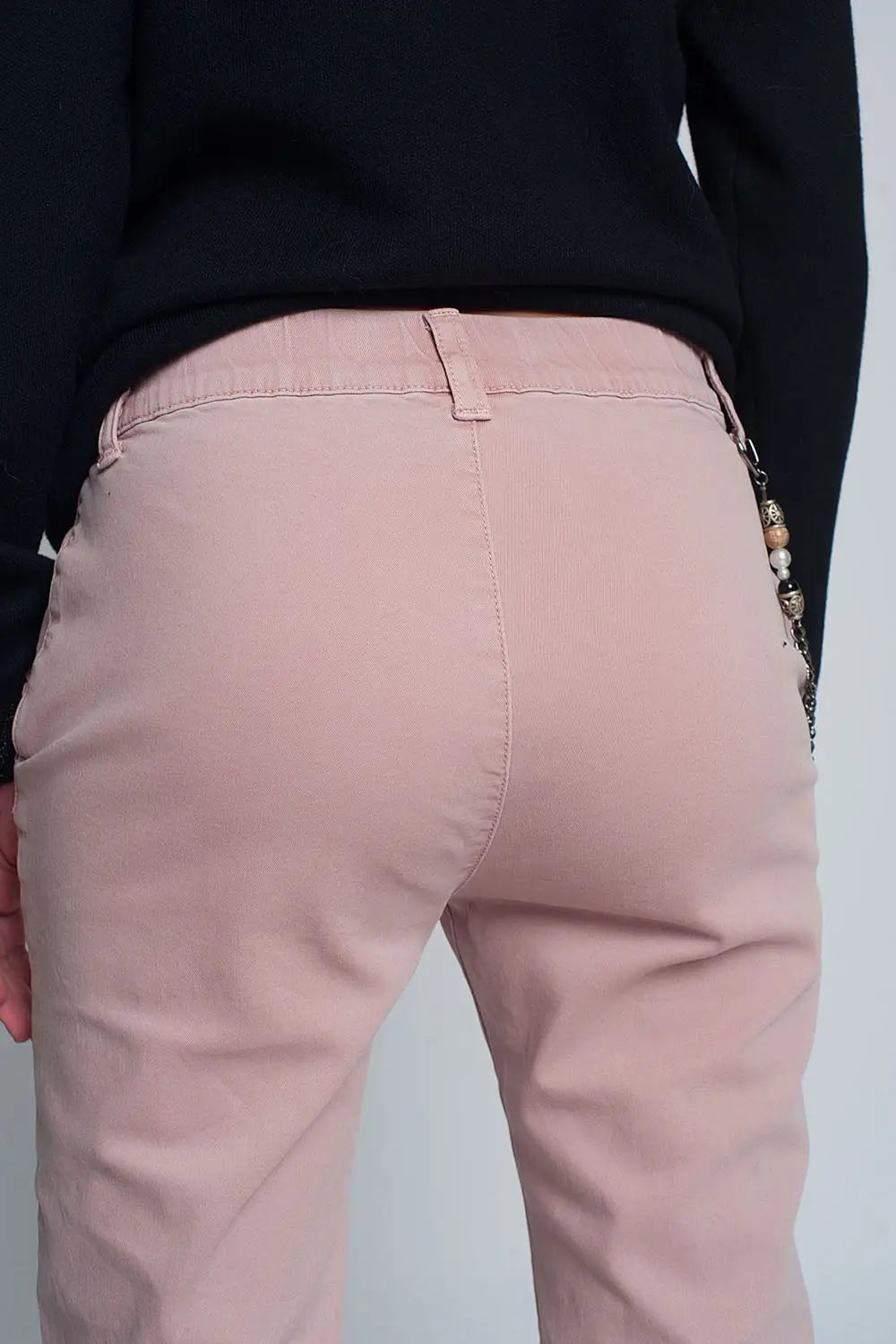 Cuffed utility pants with chain in pink - Jeans