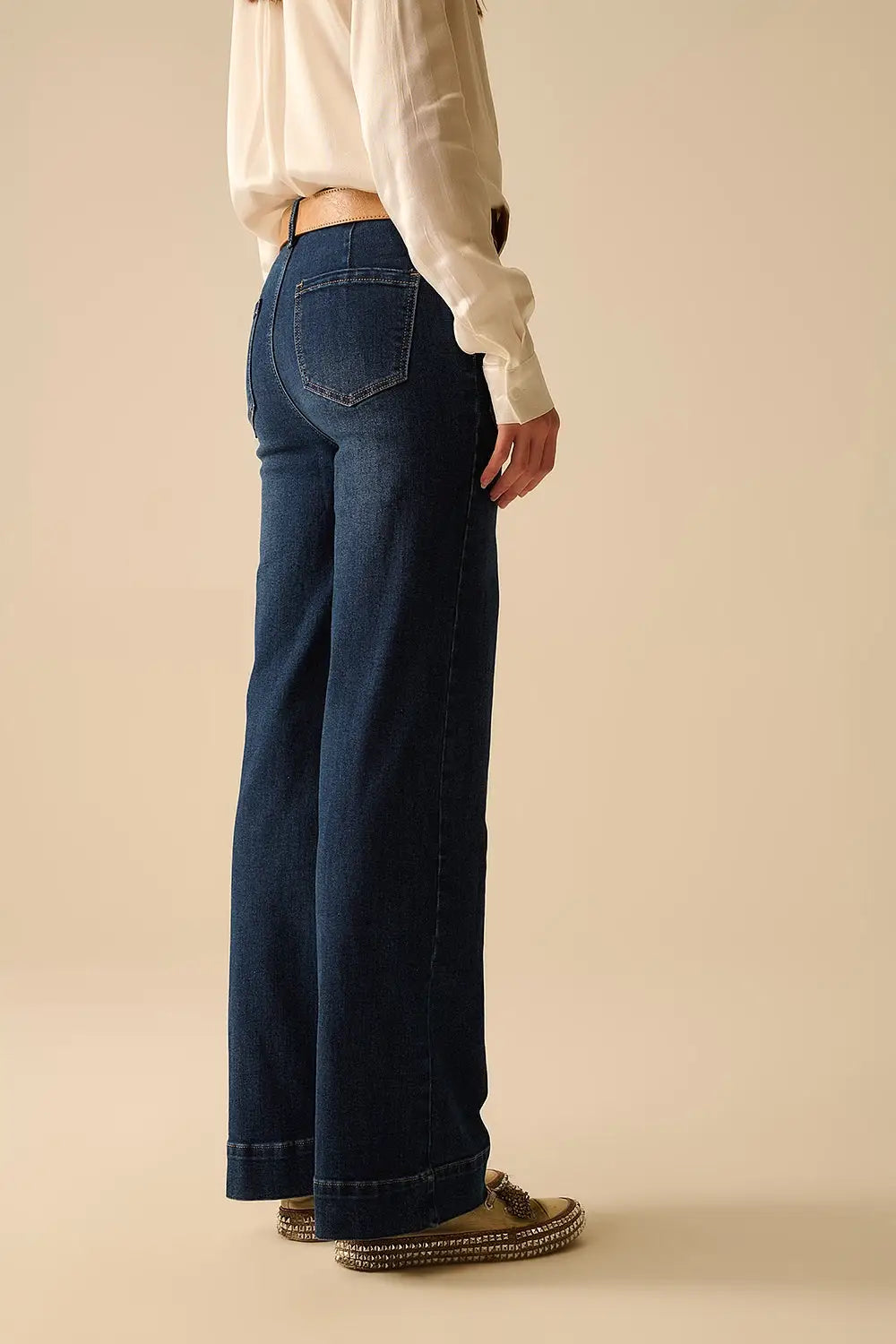 Dark wash jeans with wide leg and pockets - Jeans