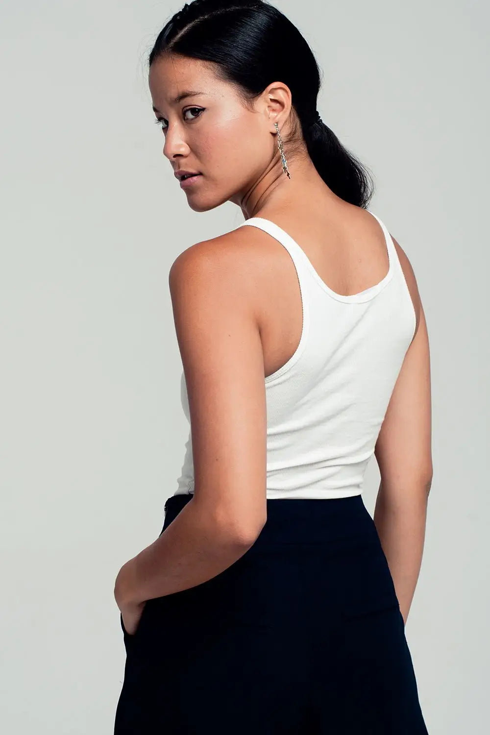 Débardeur blanc avec collier de perle sur le devant - Tee-Shirt