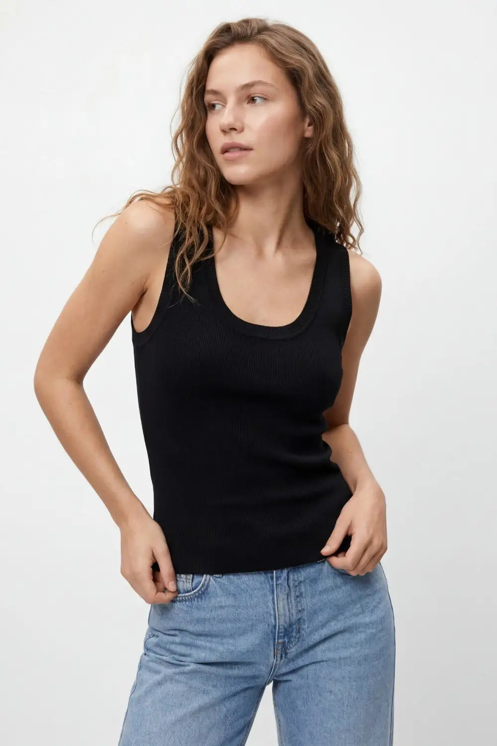 débardeur en maille fine avec encolure dégagée en noir - One Size / Negro