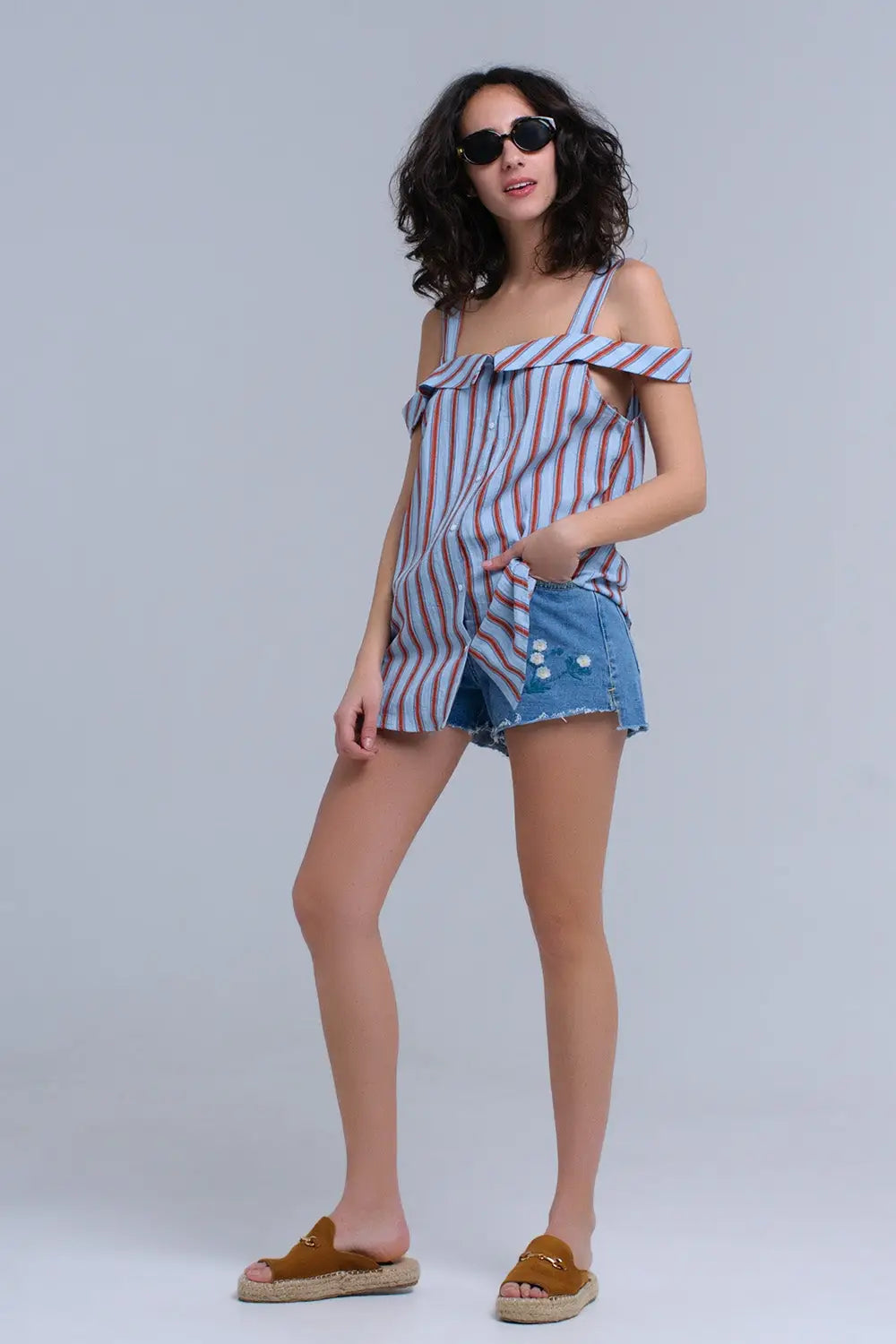 Denim mid wash blue short with floral design - Jeans