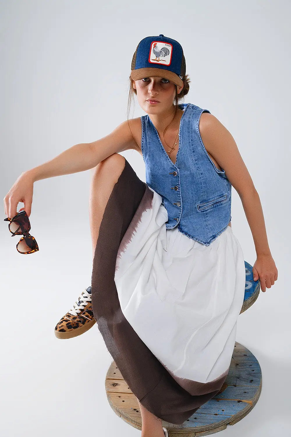 Q2 Denim Vest With Button Placket In Mid Wash