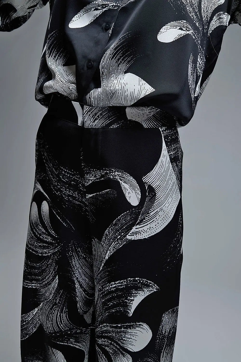 Elegant Printed Black Wide-Leg Pants in satin fabric - Pants