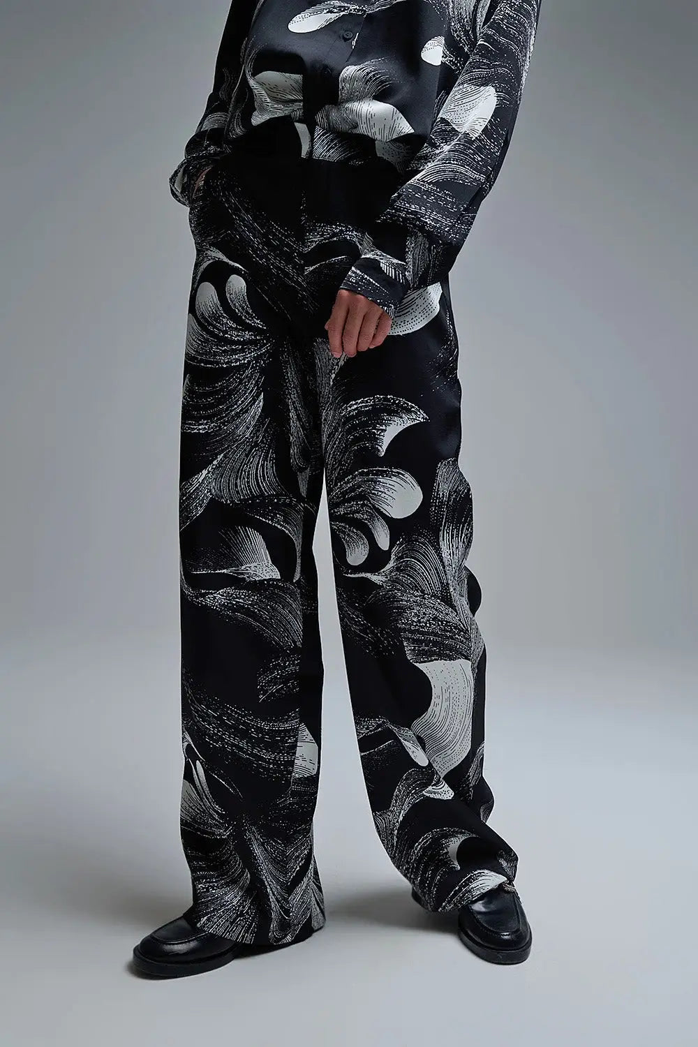 Elegant Printed Black Wide-Leg Pants in satin fabric - Pants