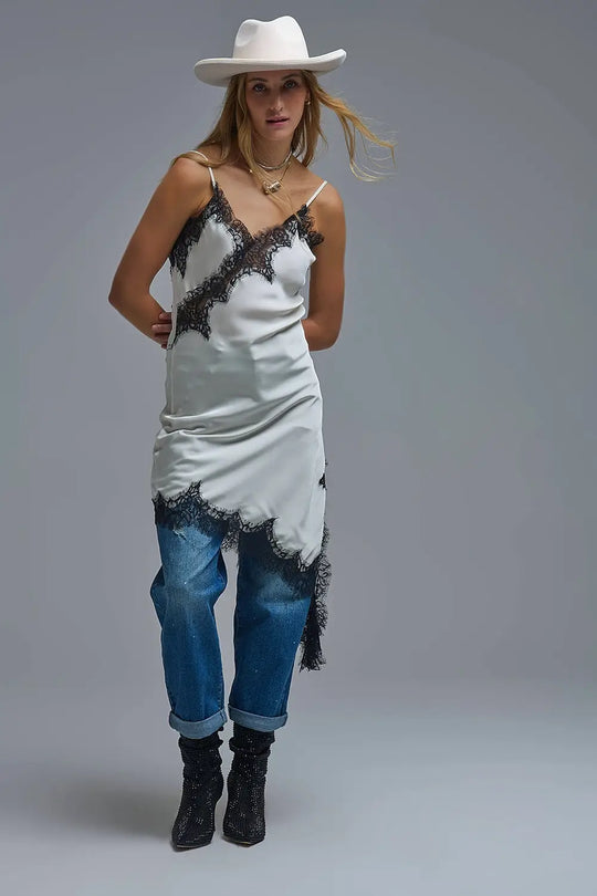 Élégante robe asymétrique en satin blanc et dentelle - Vestidos