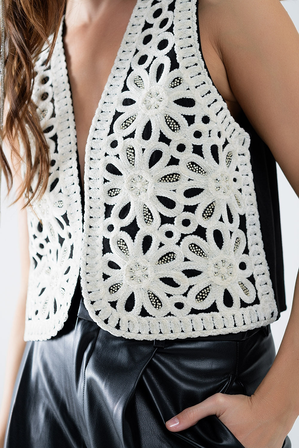 Embroidery Velvet Short Vest in white