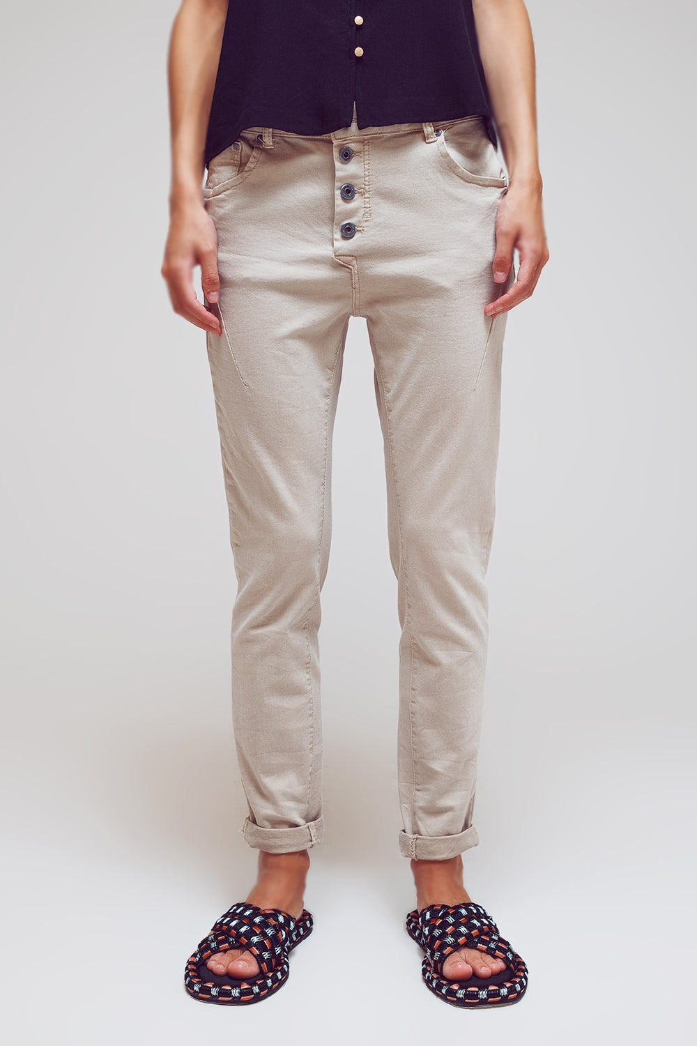 Q2 Exposed buttons skinny jeans in beige