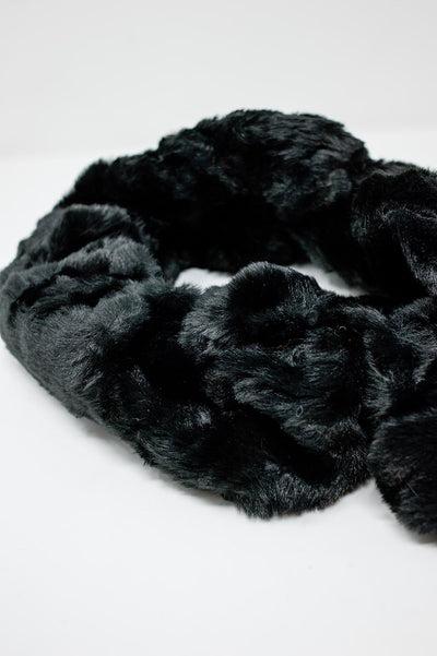 Faux fur collar in black