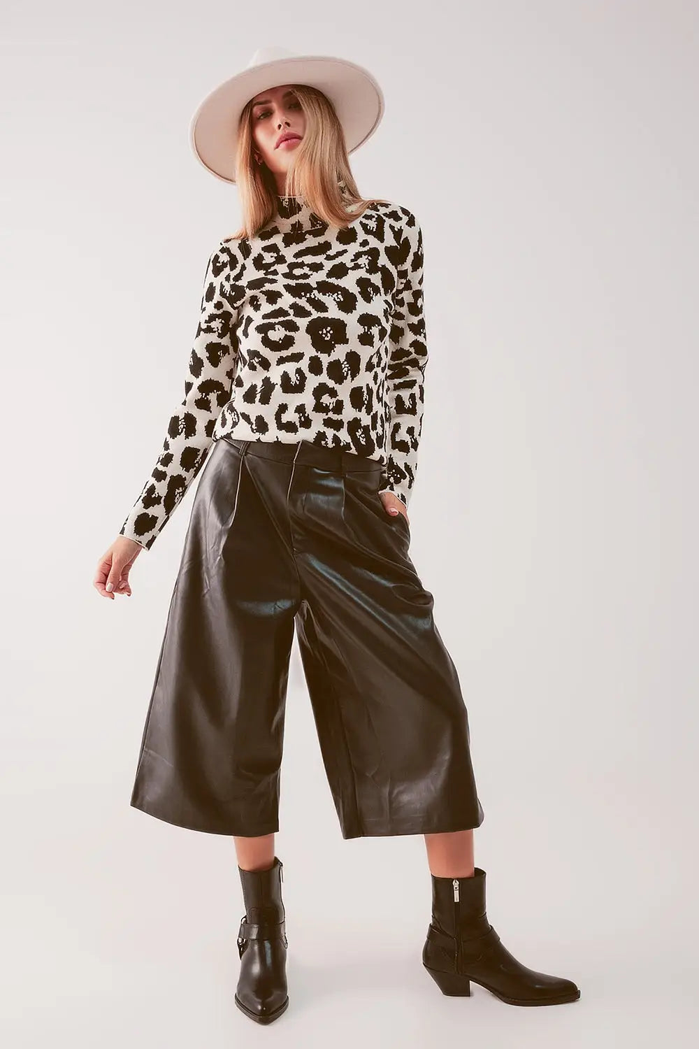 Faux leather wide leg culotte in black - Pants