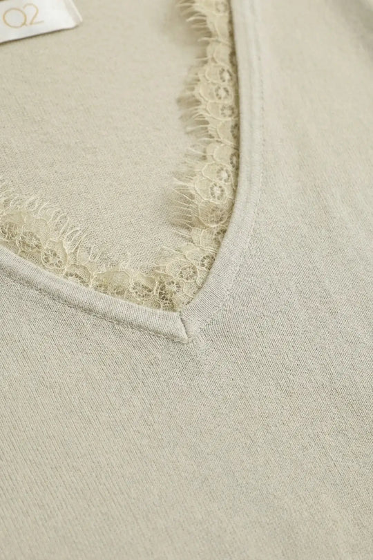Fine and soft knit sweater with V-neck and lace trim in beige - One Size / Beige