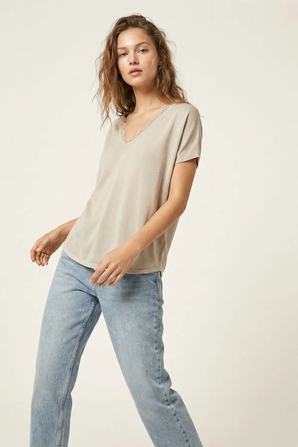 Fine and soft knit sweater with V-neck and lace trim in beige - One Size / Beige