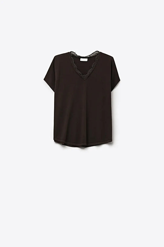 Q2 Fine and soft knit sweater with V-neck and lace trim in brown