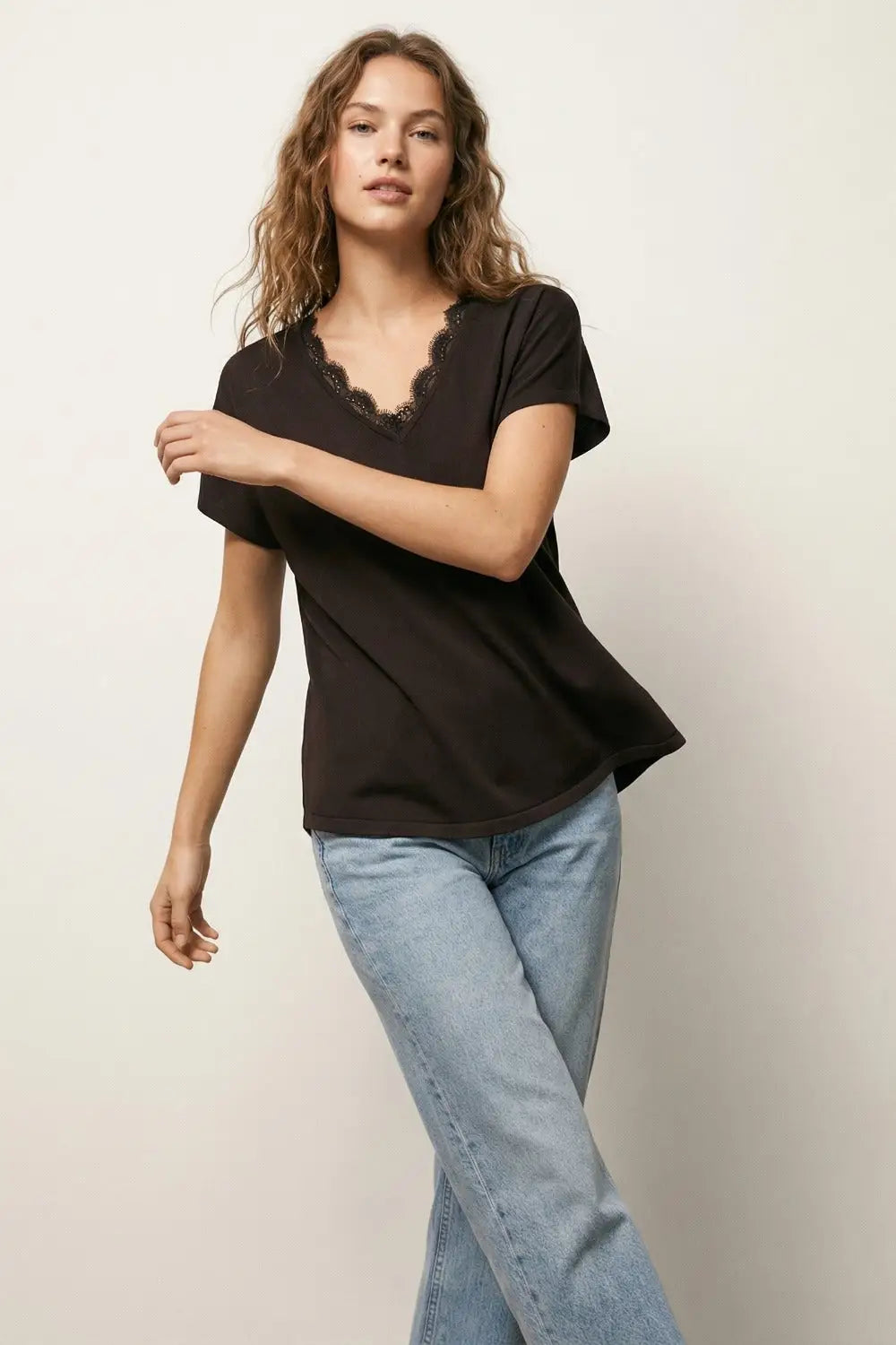 Fine and soft knit sweater with V-neck and lace trim in brown - One Size / Brown