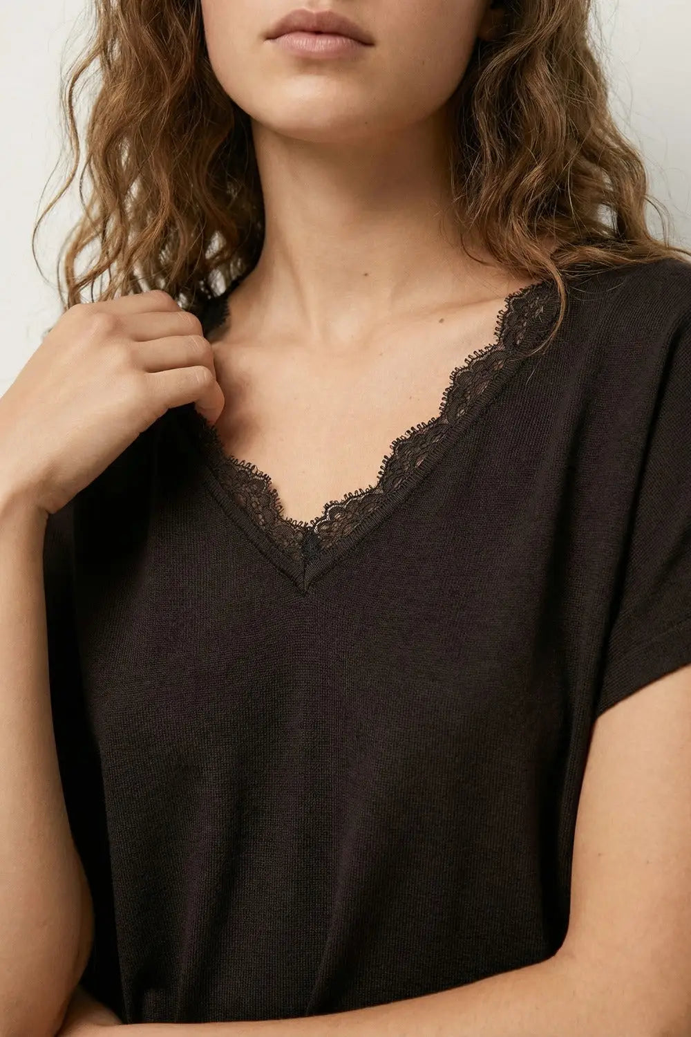 Fine and soft knit sweater with V-neck and lace trim in brown - One Size / Brown