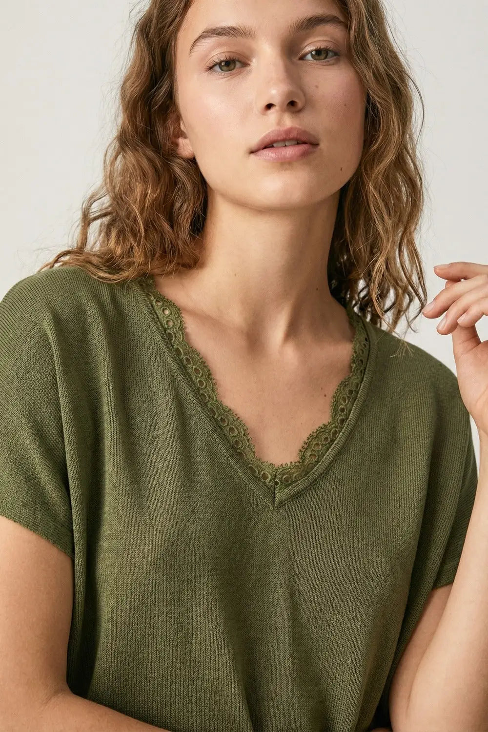 Fine and soft knit sweater with V-neck and lace trim in khaki - One Size / Green