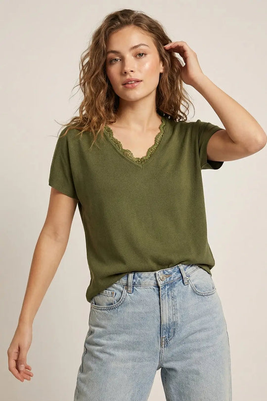 Fine and soft knit sweater with V-neck and lace trim in khaki - One Size / Green