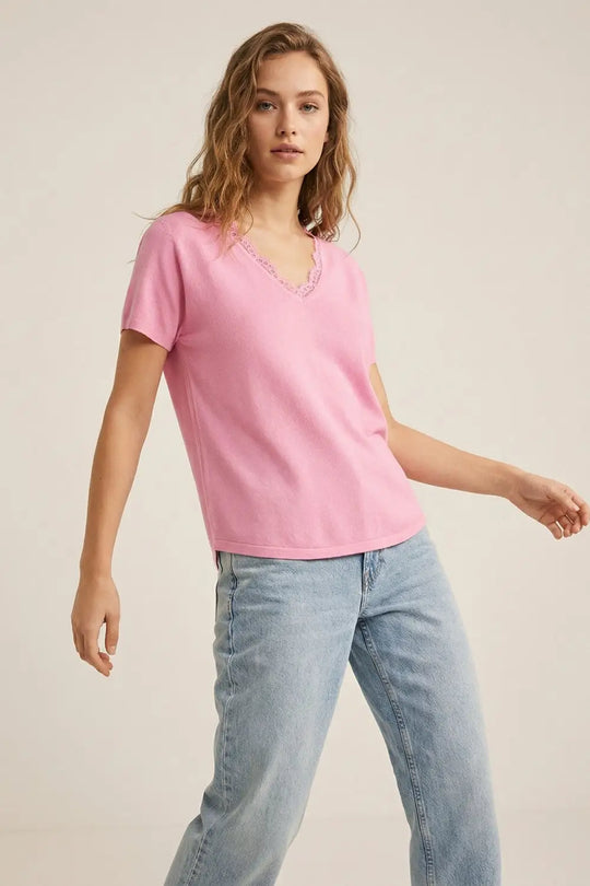 Fine and soft knit sweater with V-neck and lace trim in pink - One Size / Pink