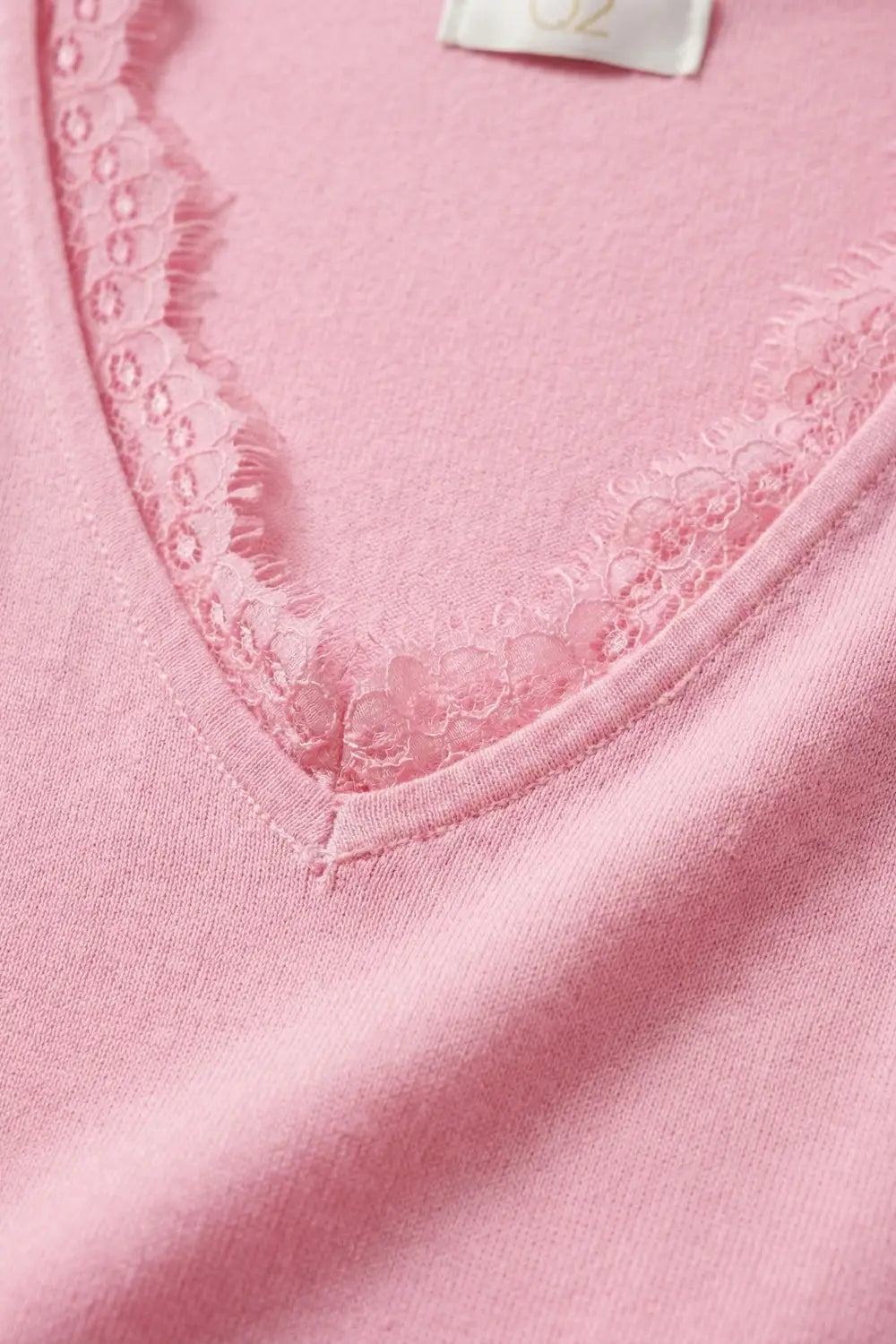 Fine and soft knit sweater with V-neck and lace trim in pink - One Size / Pink