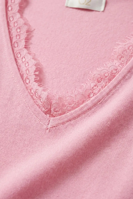 Fine and soft knit sweater with V-neck and lace trim in pink - One Size / Pink