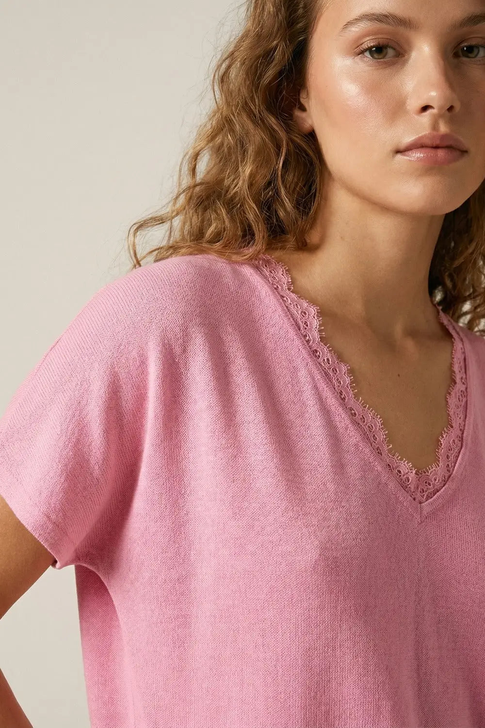 Fine and soft knit sweater with V-neck and lace trim in pink - One Size / Pink