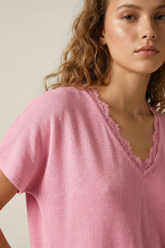 Fine and soft knit sweater with V-neck and lace trim in pink - One Size / Pink