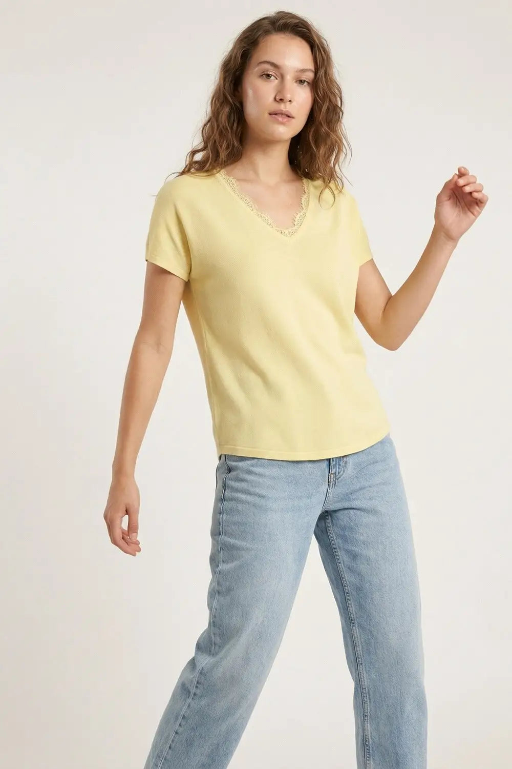Fine and soft knit sweater with V-neck and lace trim in yellow - One Size / Yellow