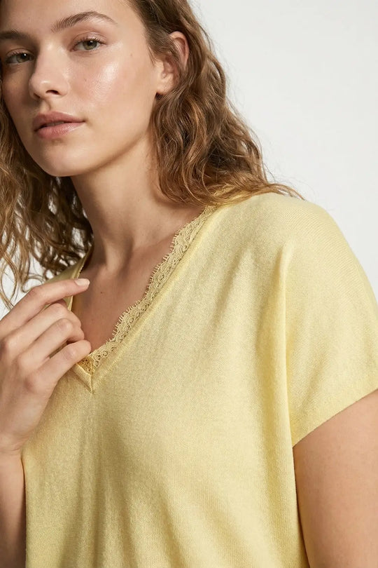 Fine and soft knit sweater with V-neck and lace trim in yellow - One Size / Yellow