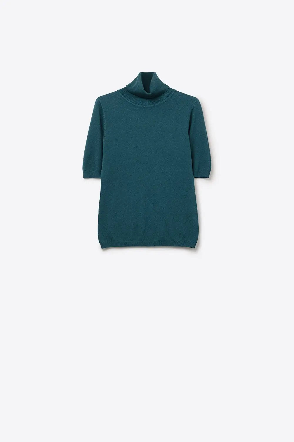 Q2 Fine knit sweater in green with a high neck and elbow-length sleeves