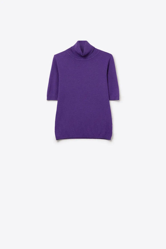 Q2 Fine knit sweater in purple with a high neck and elbow-length sleeves