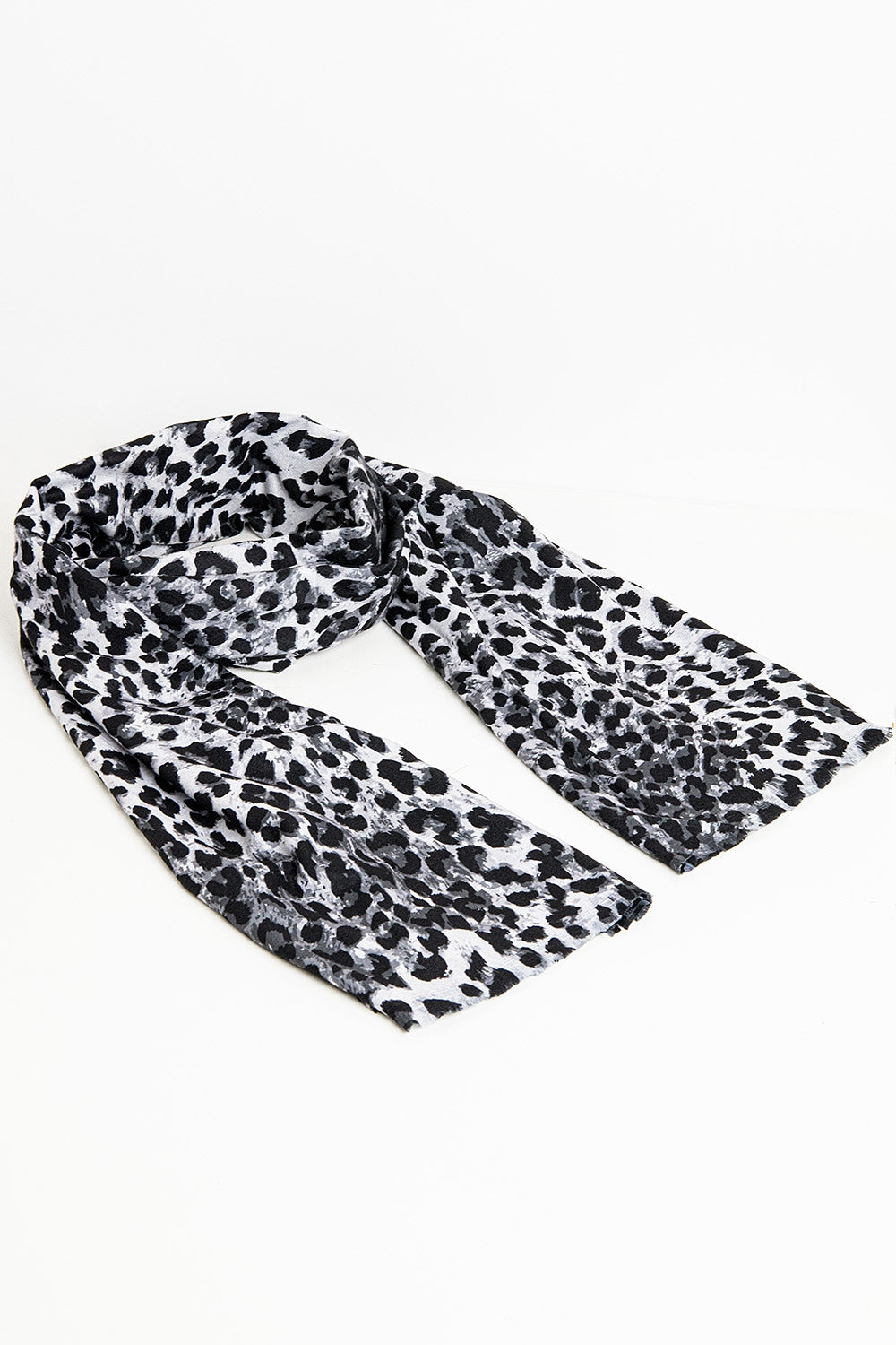 Fine woven scarf with leopard print in grey