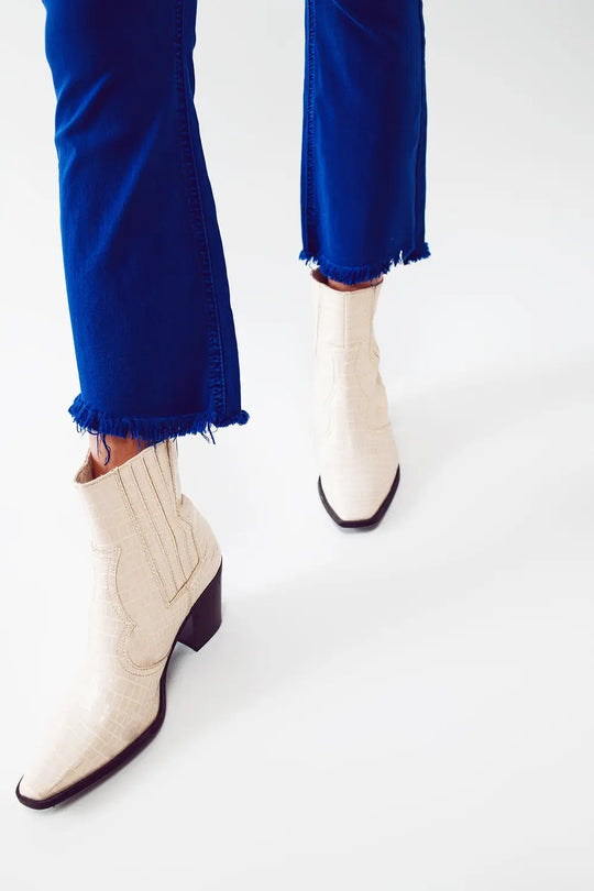 Flare jeans with raw hem edge in blue - Jeans