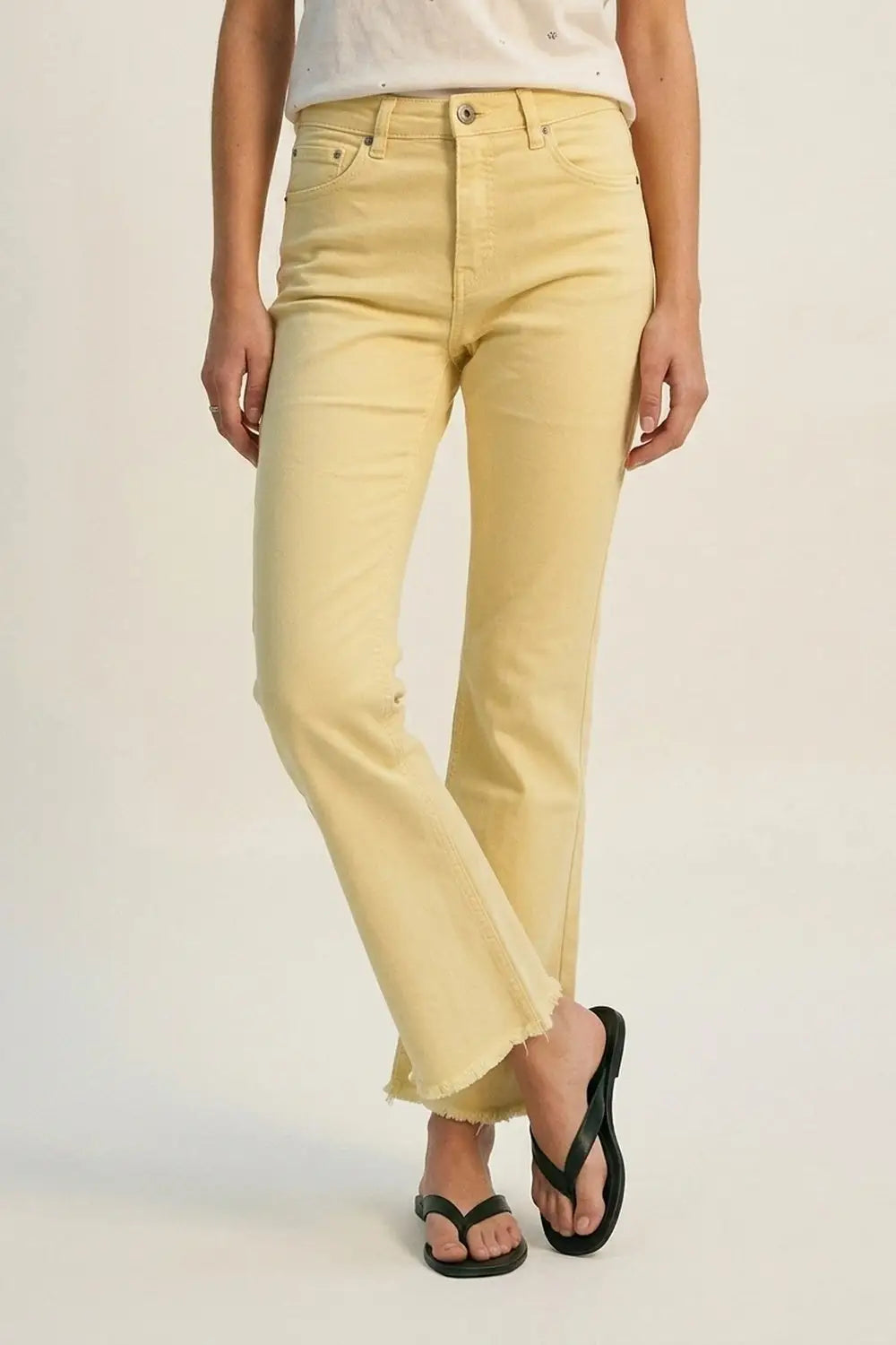 Q2 Flare jeans with raw hem edge in yellow color