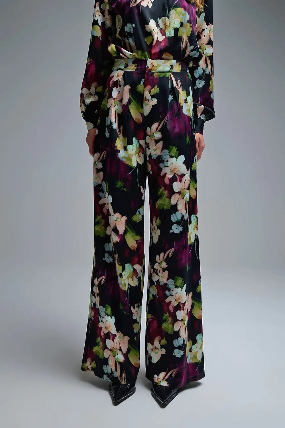 Q2 Floral-Print Flowing Pants in satin fabric with side pockets