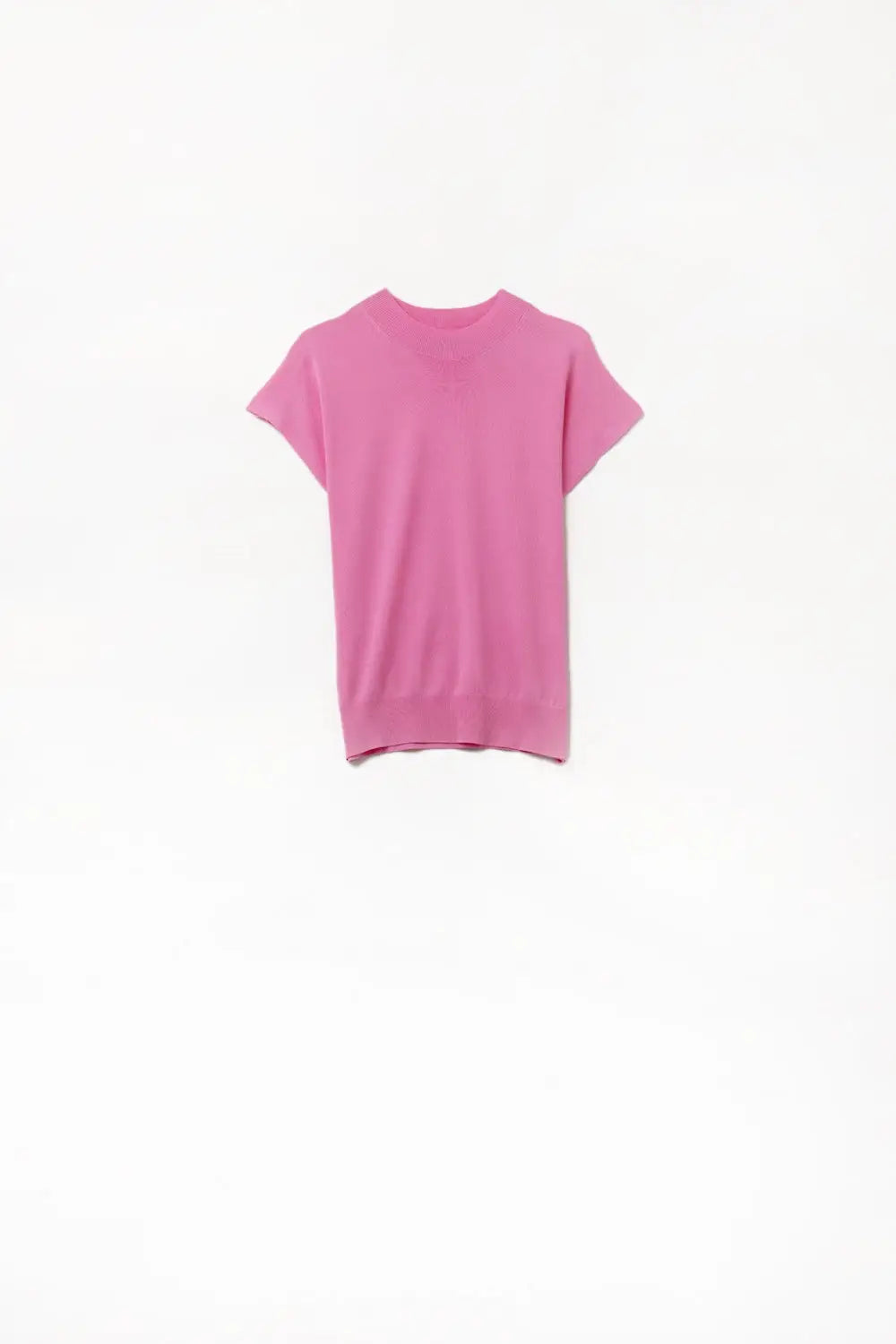 Q2 Fucshia turtleneck sweater with fitted short sleeves