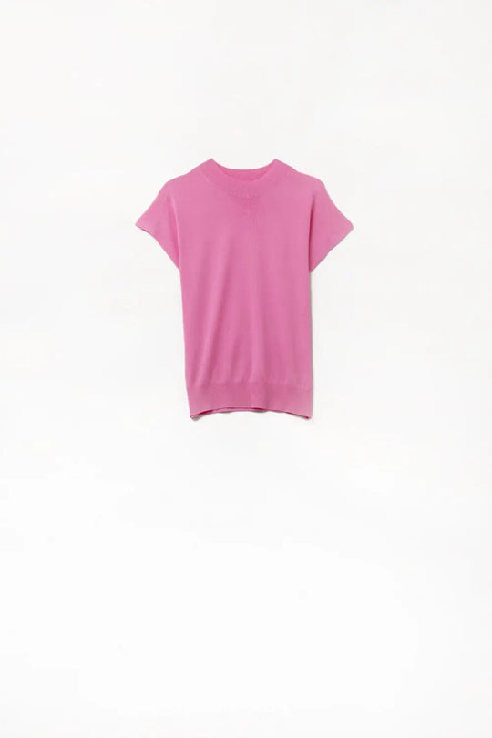 Q2 Fucshia turtleneck sweater with fitted short sleeves