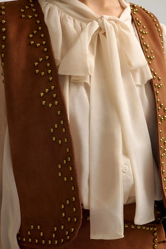 Gilet camel avec détails de clous métalliques - Tops