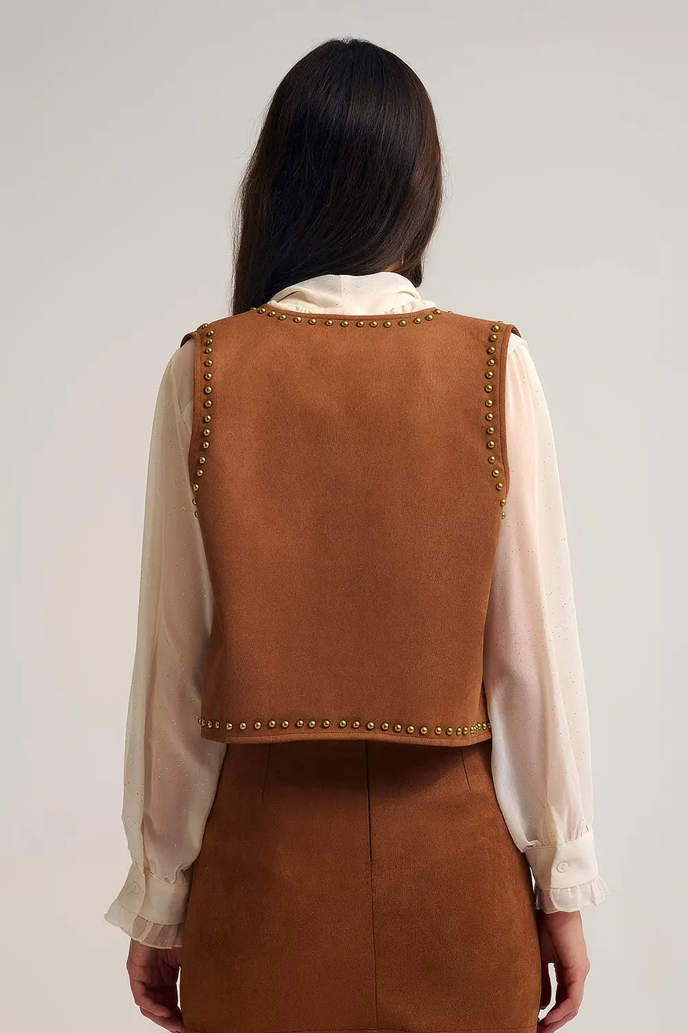 Gilet camel avec détails de clous métalliques - Tops