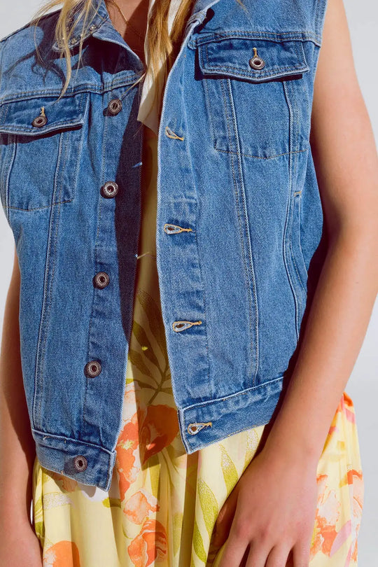 gilet en denim légèrement délavé avec détails en strass sur le col - Vestes