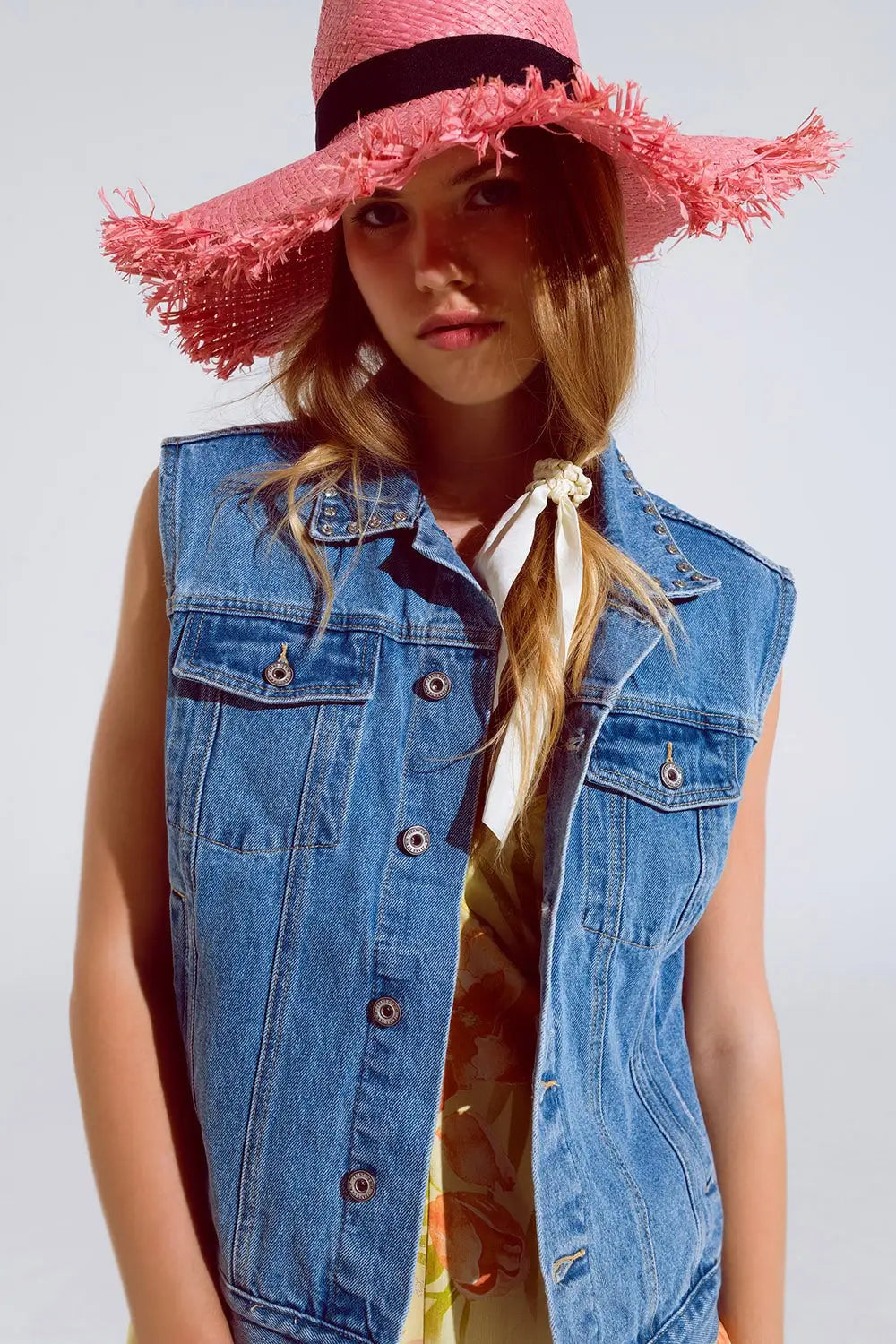 Q2 gilet en denim légèrement délavé avec détails en strass sur le col